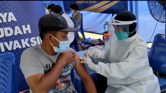 Masyarakat saat melakukan vaksin