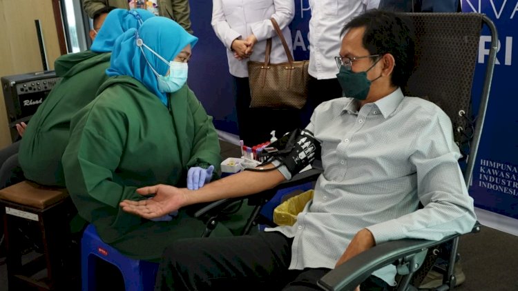 Ketua DPRD Surabaya saat menjalani donor plasma