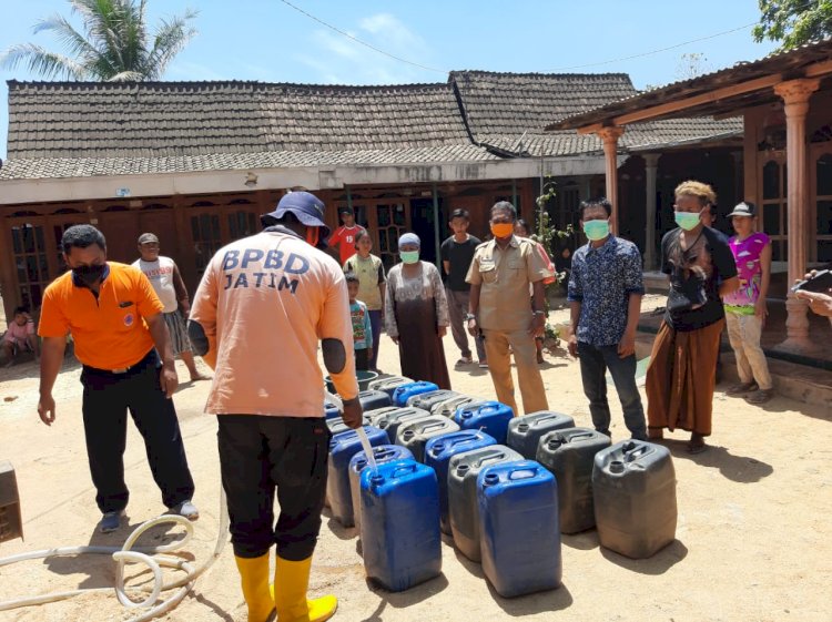 Petugas BPBD mengisi jerigen milik warga, yang selama ini kesulitan mendapatkan air bersih/RMOLJatim