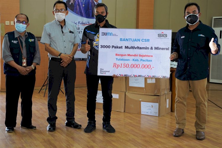 General Manager of CSR SIG, Edy Saraya (paling kanan) menyerahkan bantuan 3.000 paket multivitamin kepada Bupati Pacitan Indrata Nur Bayuaji (kedua kanan)/Ist