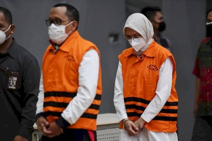 Bupati Probolinggo, Puput Tantriana Sari (PTS), dan suami yang merupakan Anggota DPR RI dari Fraksi Partai Nasdem, Hasan Aminuddin (HA) resmi menggunakan rompi tahanan KPK/Net