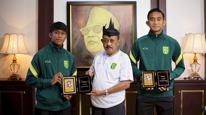 Armuji bersama dua pemain Persebaya/RMOLJatim