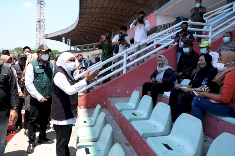 Gubernur Jawa Timur, Khofifah Indar Parawansa, saat meninjau vaksinasi massal di GOR Sidoarjo/RMOLJatim