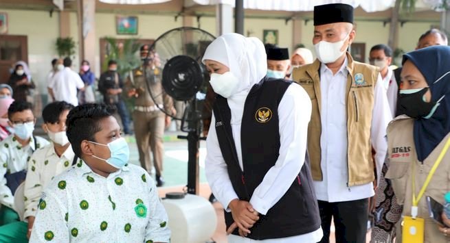 Gubernur Jatim Meninjau Pelaksanaan Vaksinasi Pelajar di SMA Khadijah Surabaya/dok hms
