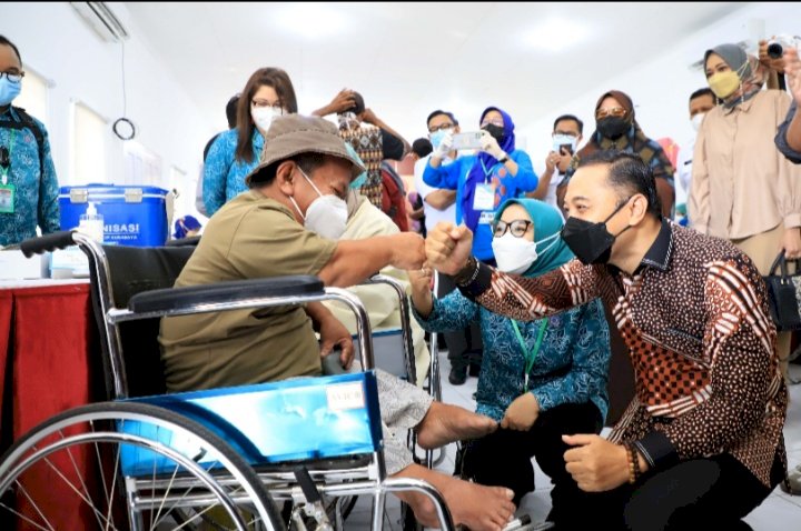 Wali Kota Eri bersama Ketua TP PKK Surabaya Rini Indriyani Eri Cahyadi meninjau vaksinasi bagi disabilitas di Panti Keterampilan TP PKK Kota Surabaya/ist