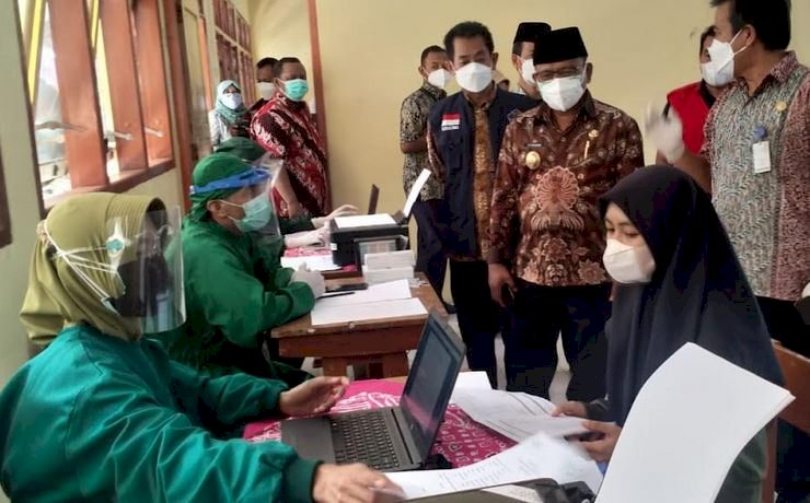 Wabup Banyuwangi, Sugirah kala meninjau vaksinasi untuk pelajar/ist