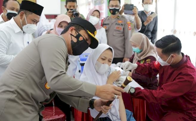 Kapolda Jawa Timur Irjen Pol Nico Afinta saat melakukan pengecekan pelaksanaan vaksinasi di SMAN 1 Kabupaten Gresik/Ist