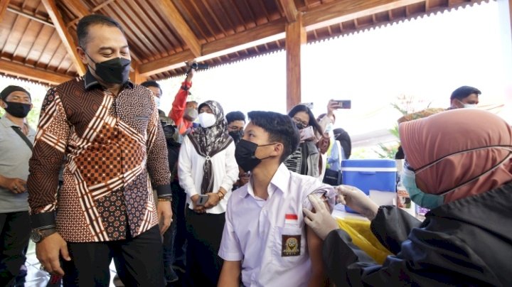 Wali Kota Eri saat meninjau vaksinasi pelajar di SMAN 21 Surabaya/RMOLJatim