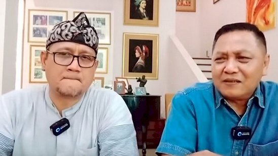Mantan Jurubicara Presiden keempat RI Gus Dur, Adhie M. Massardi (kanan) dan wartawan senior Edy Mulyadi/Net