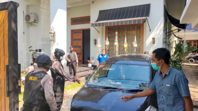 Polisi berjaga-jaga di depan pintu rumah pribadi Bupati Probolinggo nonaktif, Puput Tantriana Sari/RMOLJatim