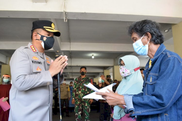 Kapolresta Sidoarjo Kombes Pol Kusumo Wahyu Bintoro memulangkan warga isoter/RMOLJatim