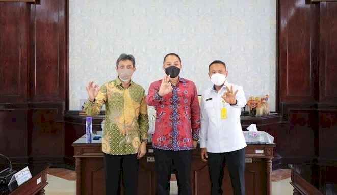 Wali Kota Eri bersama Kepala Kantah Surabaya II, Lampri dan Kepala Kantah Surabaya II Kartono Agustiyanto/RMOLJatim