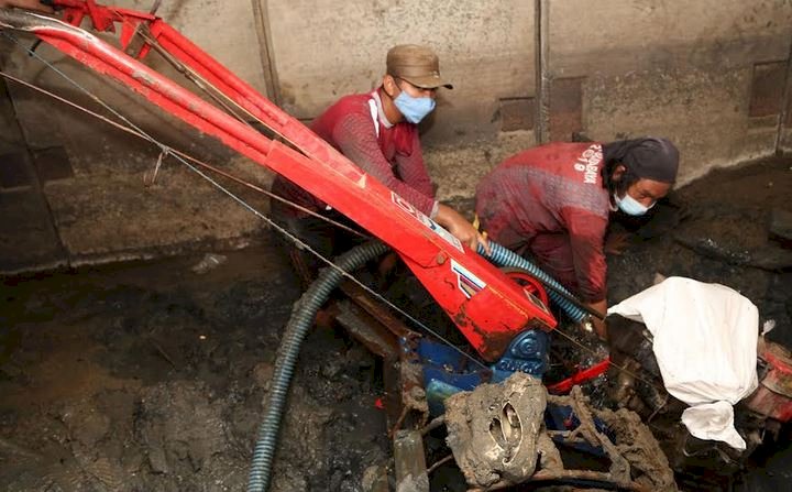 Perugas PU Bina Marga melakukan pengerukan endapan lumpur di saluran box culvert depan TPU Babat Jerawat/ist