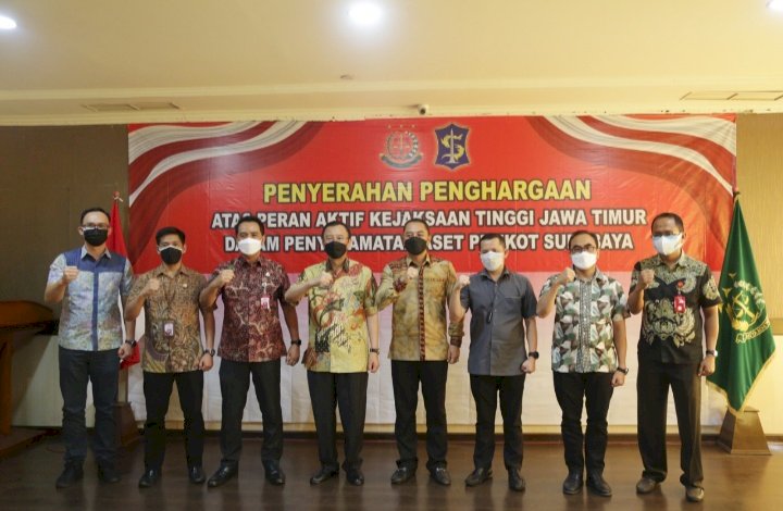 Wali Kota Eri Cahyadi bersama petinggi Kejati Jatim dan jaksa Pidsus usai memberikan penghargaan/RMOLJatim