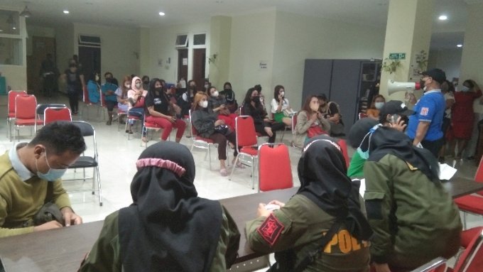 Puluhan wanita dan pria menjalani pemeriksaan di Sat Pol PP Surabaya/RMOLJatim