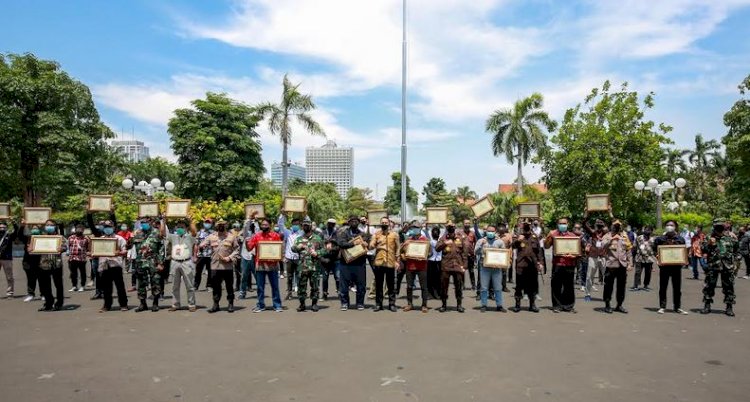 Wali Kota Eri memberikan piagam penghargaan dan paket sembako secara simbolis kepada Relawan Surabaya Memanggil/RMOLJatim