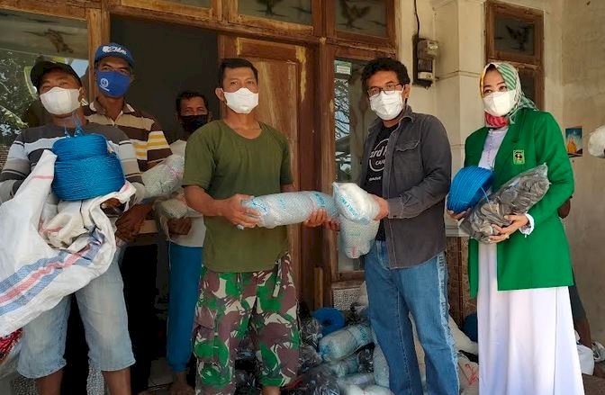 Wakil Ketua Komisi B DPRD Jawa Timur, Mahdi bersama anggota DPRD Kabupaten Probolinggo, Umil menyerahkan bantuan ke nelayan/RMOLJatim