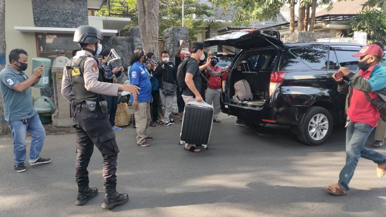 Petugas KPK saat menaikan koper kedalam bagasi di jaga ketat oleh aparat kepolisian Polres Probolinggo di depan rumah bernomor 8/RMOLJatim