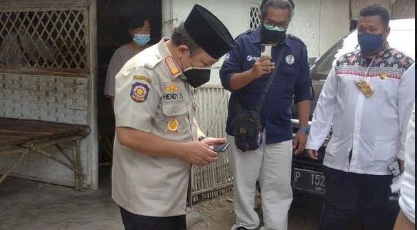 Bupati Jember Hendy Siswanto saat mengecek pengaspalan/RMOLJatim