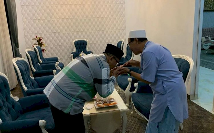   Plt Bupati Probolinggo, Timbul Prihanjoko saat bersama KH Moh Hasan Mutawakkil Alallah di Ponpes Genggong /Ist