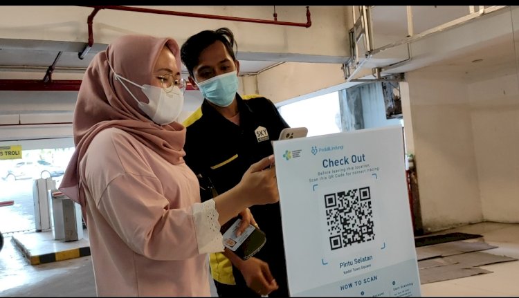 Pengunjung Mall Saat Melakukan Scan QR/RMOLJatim