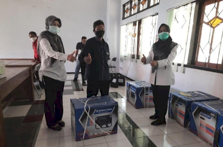 Petugas saat memberikan bantuan pada kelompok tani. /Ist