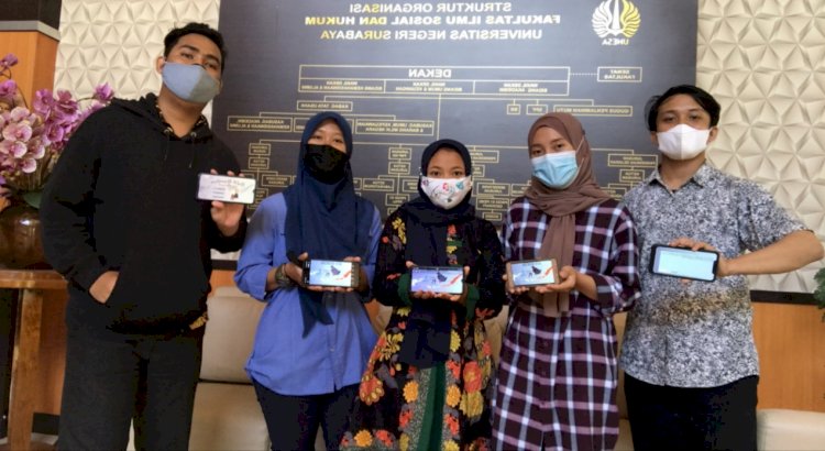 Mahasiswa Unesa menunjukan aplikasi e Batik/ist