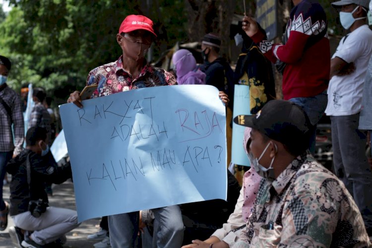 Sejatinya, warga dusun Merak berencana menggelar aksi demo ke DPRD. Mereka mendesak, agar pengesahaan Perubahan APBD 2021 segera dilakukan, mengingat ada anggaran pembangunan akses jalan di daerah tersebut.    "Tuntutan warga yang pertama mendesak DPRD agar segera membahas PAPBD, karena kami memang sangat mengharap akses jalan segera dibangun. Kami sudah pukuhan tahun hidup tanpa ada akses jalan, selain itu ya persoalan pendidikan san kesehatan yang juga belum ada," terang Hudaili, salah satu to