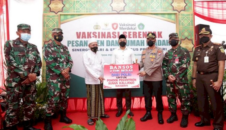 Wali Kota Eri bersama forkopimda Surabaya meninjau pelaksanaan vaksinasi merdeka Ponpes dan Rumah Ibadah di Ponpes Sunan Kalijaga/RMOLJatim