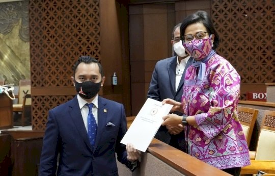 Wakil Ketua Badan Anggaran DPR RI, Edhie Baskoro Yudhoyono saat menerima dokumen laporan pelaksanaan APBN tahun 2020 dari Menteri Keuangan Sri Mulyani Indrawati, dalam Rapat Paipurna di Kompleks Parlemen, Senayan, Jakarta Pusat, Selasa, 7 September/RMOL