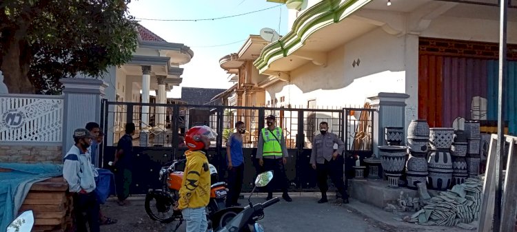 Polisi berjaga-jaga di depan rumah korban sambil melakukan olah TKP /RMOLJatim