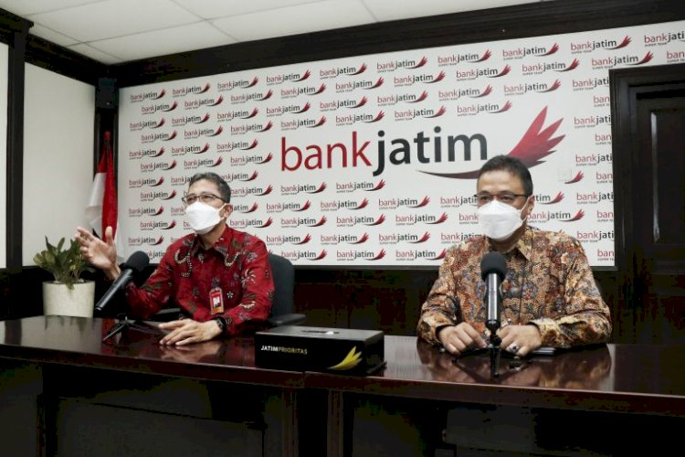 Direktur Utama bankjatim Busrul Iman bersama dengan Direktur TI & Operasi bankjatim Tonny Prasetyo dalam paparan kinerja di acara Public Expose yang digelar Bursa Efek Indonesia (BEI) secara virtual/Ist