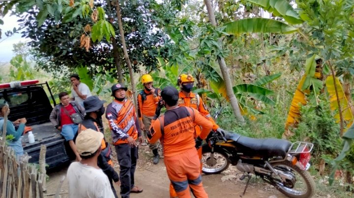 Tim dari BPBD dan warga saat melakukan pencarian/RMOLJatim