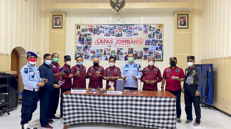 Petugas Lapas menujukkan hasil sitaan milik warga binaan/Ist