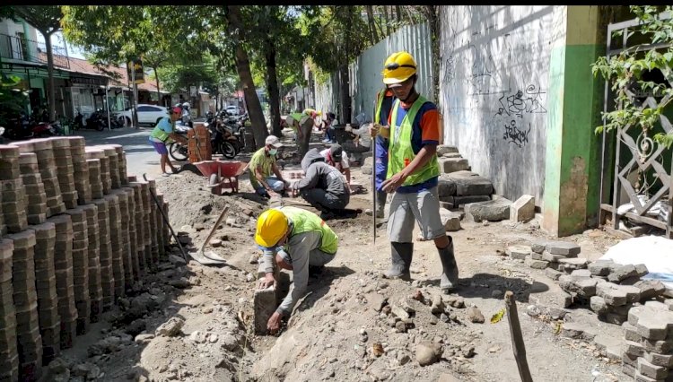 Masyarakat Mengerjakan Pavingisasi/RMOLJatim