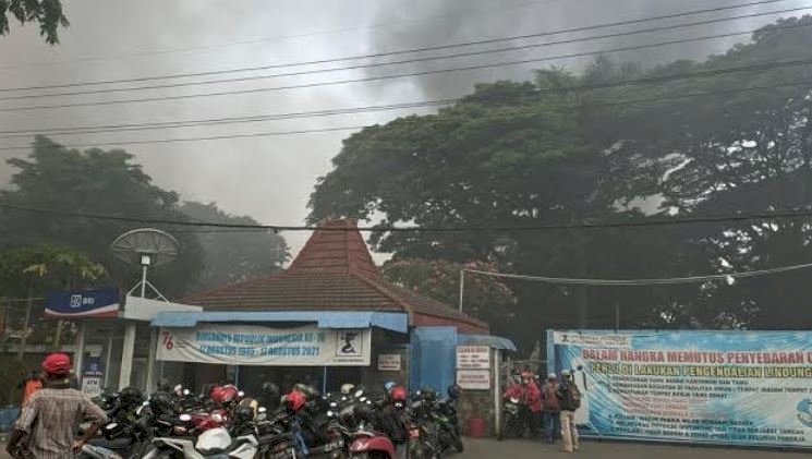 Asap tebal membumbung tinggi dari pabrik tekstil PT Mertex Jalan Bypass Mojokerto/ist