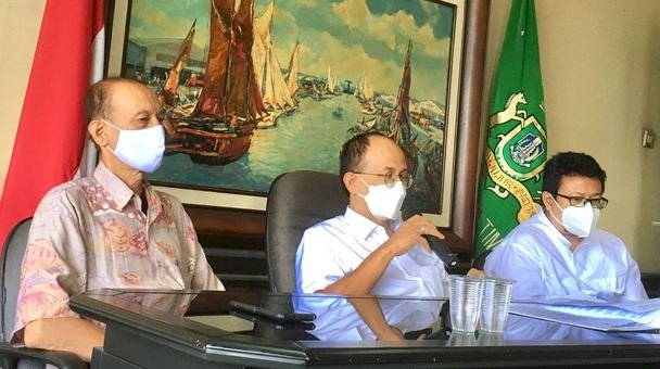 Ketua umum kadin Jawa timur, Adik dwi Putranto (tengah) bersama Tim industri hasil tembakau (IHT) kadin Jawa timur saat memberikan keterangan pers terkait  rencana kenaikan cukai rokok tahun 2022 di Graha kadin Jawa timur/Ist