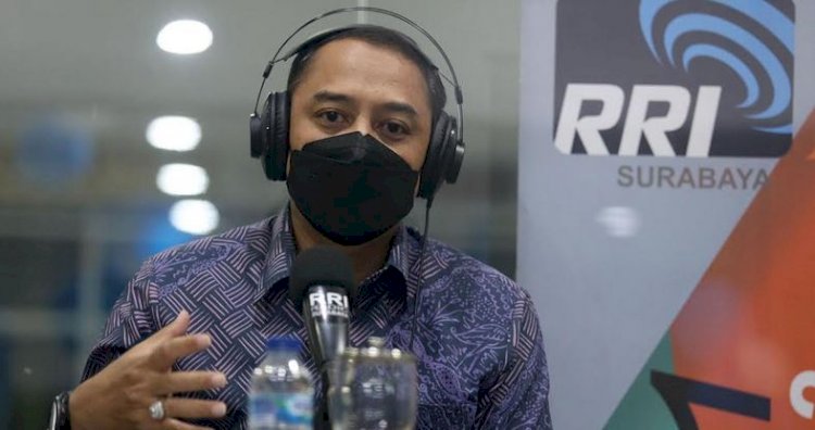 Wali Kota Eri menjadi presenter untuk membacakan berita secara langsung pada program buletin Info Prima di RRI Surabaya/ist