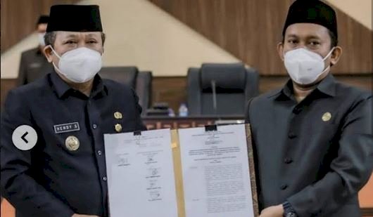 Bupati Jember bersama pimpinan DPRD Jember dalam sidang paripurna DPRD Jember/RMOJatim