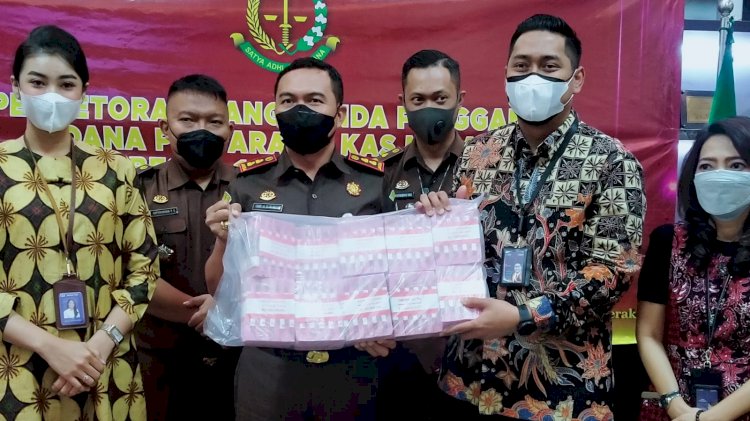 Kajari Tanjung Perak I Ketut Kasna Dedi, SH, MH menyerahkan uang denda kasus narkoba ke Pimca BRI Pahlawan, Dupa Nusantara untuk disetorkan ke kas negara/RMOLJatim