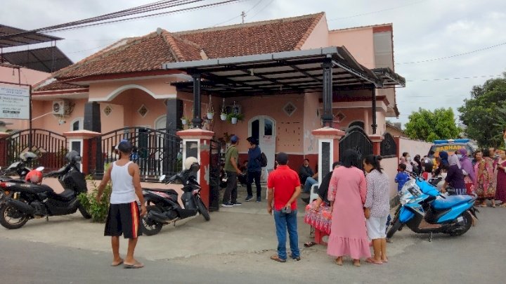 Masyarakat yang penasaran dengan penemuan janin dibuang ke sumur/RMOLJatim