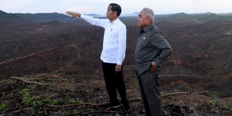 Presiden Joko Widodo saat meninjau area untuk ibukota baru/Net