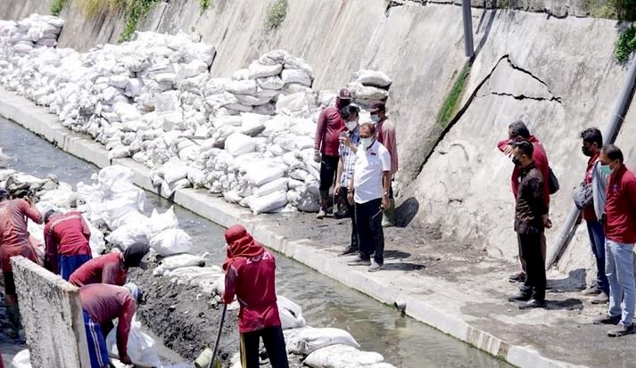 Armuji saat memanrau pengerukan brandgang yang ada di Jalan Raya Darmo/RMOLJatim