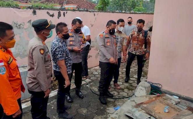 Kapolresta Banyuwangi AKBP Nasrun Pasaribu dan Kepala Pos SAR Banyuwangi Wahyu Setia Budi meninjau lokasi pembuangan janin atau bayi/RMOLJatim