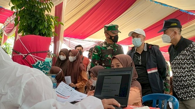 Dandim Probolinggo, memantau langsung jalannya Vaksinasi di Ponpes Ahlusunah Waljama'ah Muhammad Shodiq/ RMOLJatim