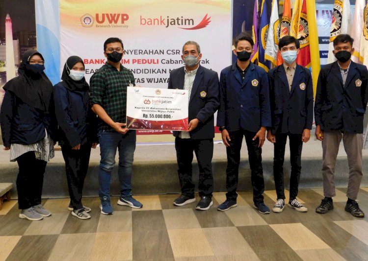   Rektor Universitas Wijaya Putra (UWP) Surabaya, Dr. Budi Endarto, S.H., M.Hum., menerima penyerahan beasiswa secara simbolis dari bankjatim Cabang Perak/Ist