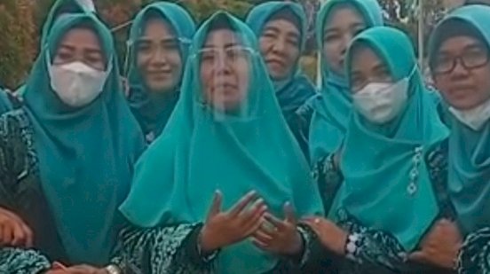 Emak-emak grup rebana di Riau saat curhat pada Sandiaga Uno/Repro