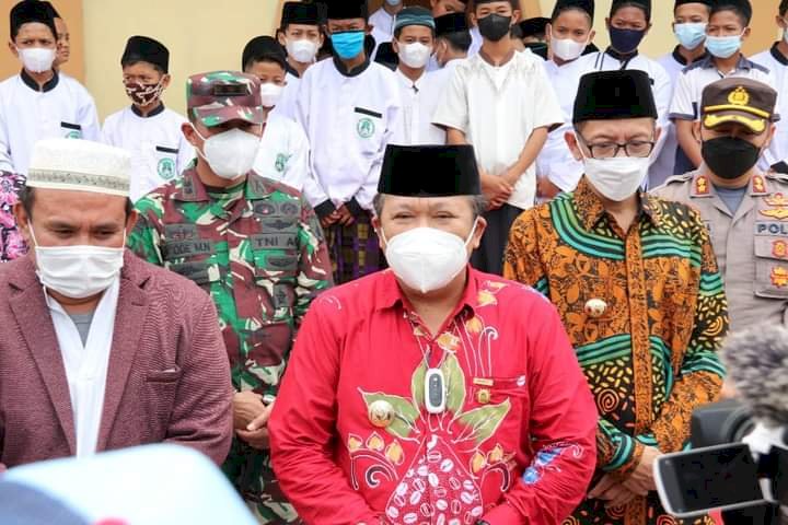 Bupati Jember Hendy Siswanto saat memantau pelaksanaan vaksin di Ponpes  Assunniyyah Kencong/RMOLJatim