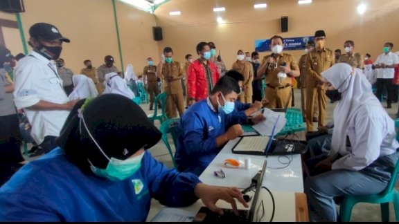 Bupati Jember Hendy Siswanto saat meninjau pelaksanaan vaksinasi di SMK PGRI 5 Kencong Jember.