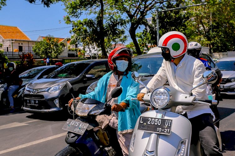 Wali Kota Eri saat menyapa warga di trafight light/RMOLJatim